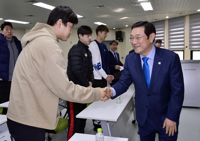 이용섭 광주시장이 지난 3일 오전 경기 의왕시에 위치한 한전 배구단 전용체육관을 찾아 선수단과 인사를 나누고 있다. 이 시장은 이날 선수들과 면담에서 “지금 한전 배구단은 제2창단의 각오로 변화와 혁신 차원에서 연고지 문제에 접근해야 하고, 연고지 이전은 국가균형발전 차원에서도 순리이자 시대정신이다”고 말했다. 광주시 제공