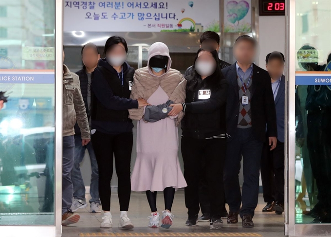 필로폰 등 마약을 투약한 혐의를 받는 남양유업 창업주의 외손녀 황하나(31) 씨가 6일 오후 구속 전 피의자 심문(영장실질심사)을 위해 경기도 수원시 수원남부경찰서를 나서고 있다. 연합뉴스