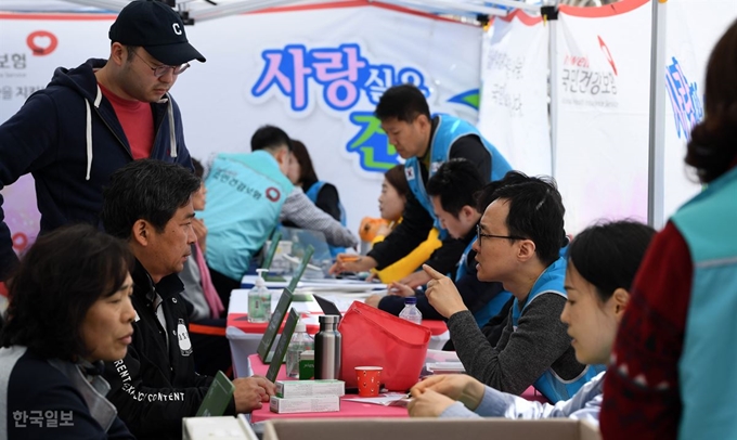 강원 산불 발생 나흘째인 7일 고성군 천진초등학교에 마련된 대피소에서 의료자원봉사자들이 이재민들의 건강을 확인하고 있다. 고성=서재훈 기자