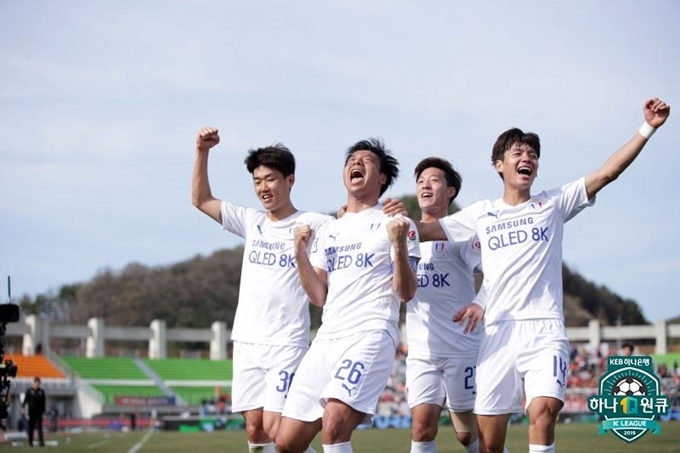 수원 주장 염기훈(왼쪽 두번째)이 7일 강원 춘천시 송암스포츠타운 주경기장에서 열린 2019 하나원큐 K리그1(1부 리그) 6라운드 원정경기에서 후반 추가시간 결승골을 터뜨린 뒤 기뻐하고 있다. 한국프로축구연맹 제공