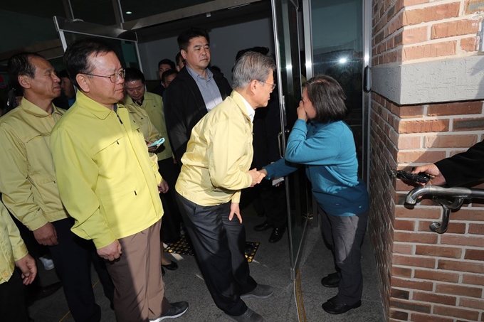 지난 5일 강원도 고성 천진초체육관에 마련된 이재민 대피소를 찾아 주민들을 위로하고 있는 문재인 대통령. 청와대사진기자단