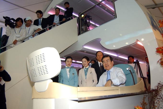 2005년 A380 실물크기 모형을 공개하고 조양호 회장이 일등석에 앉아 시연해 보고 있다.