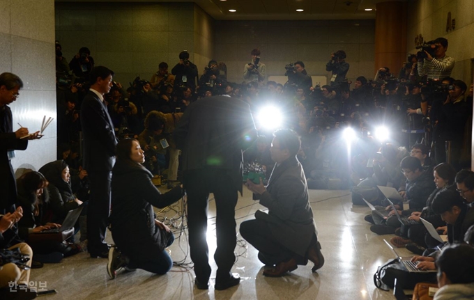 [저작권 한국일보] 2014년 12월 12일 조양호 한진그룹 회장이 서울 강서구 공항동 대한항공 본사에서 조현아 전 부사장의 '땅콩리턴' 사건에 대해 고개 숙여 사과하고 있다.