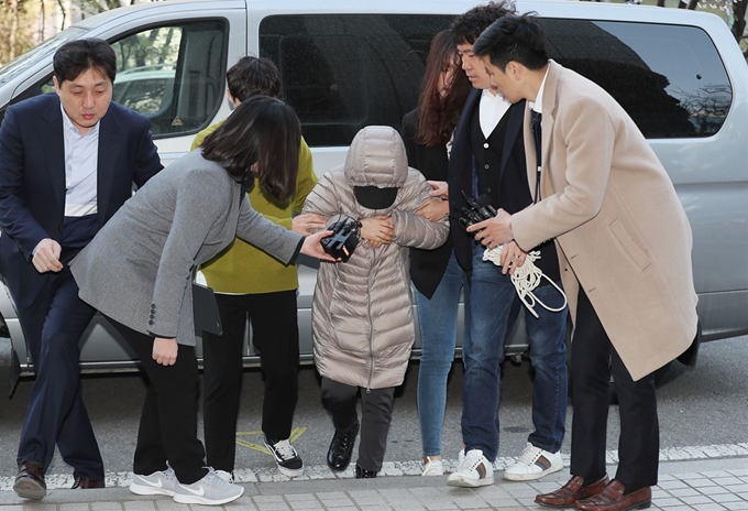 생후 14개월 된 영아를 학대한 혐의를 받는 아이돌보미 김모(58)씨가 8일 오전 서울 양천구 서울남부지법에서 열린 영장실질심사에 출석하며 취재진의 질문을 받고 있다. 연합뉴스