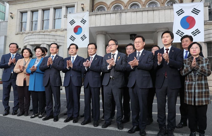 더불어민주당 이해찬 대표, 홍영표 원내대표 등 지도부가 임시정부 수립 100주년을 기념하며 8일 오전 서울 종로구 경교장에서 대한민국 임시의정원 태극기를 게양하는 행사를 하고 있다. 연합뉴스