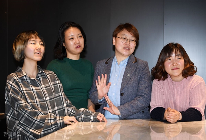 지난 5일 서울 중구 한국일보 본사에서 만난 ‘모두를 위한 낙태죄 폐지를 위한 공동행동’의 활동가들. 왼쪽부터 제이(한국여성민우회), 이유림ㆍ나영(성과재생산포럼), 문설희(사회진보연대). 홍인기 기자