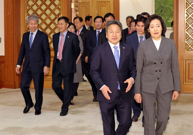 8일 오후 청와대 신임장관 임명장 수여식에 청와대 수석·보좌관 및 신임 장관들이 입장하고 있다. 왼쪽부터 김수현 정책실장, 진영 행정안전부 장관, 강기정 정무수석, 박영선 중소벤처기업부 장관. 연합뉴스