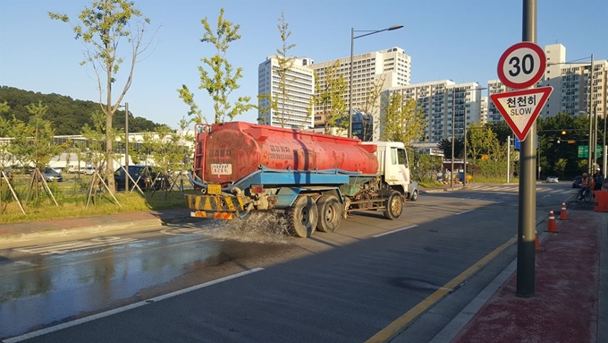 한국철도시설공단이 3일 서울 삼성동과 경기 동탄을 연결하는 광역급행철도 공사 2공구현장 주변도로에 먼지발생을 억제하기 위해 물을 뿌리고 있다. 철도시설공단 제공