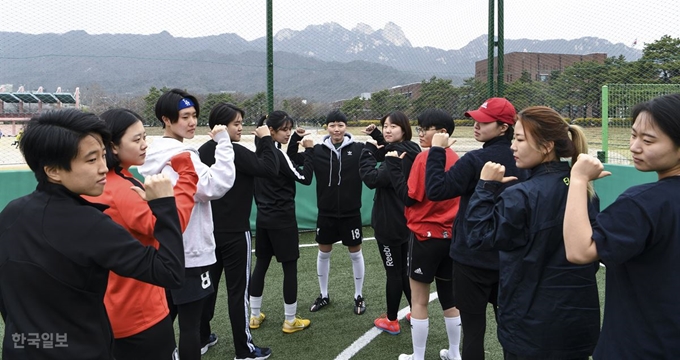 [저작권 한국일보]여성 축구팀 '슛탱글'의 회원들이 6일 서울 도봉구 덕성여자대학교 풋살장에 모였다. 나이도, 직업도 제각각 이지만 이곳에서는 그저 ‘축구인’일 뿐이다. 이한호 기자