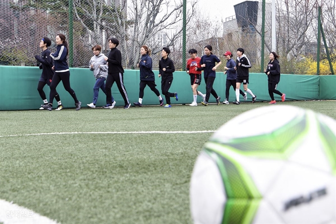 [저작권 한국일보]여성 축구팀 '슛탱글' 회원들과 본보 기자들이 6일 서울 도봉구 덕성여자대학교 풋살경기장에서 본 활동 전 몸을 풀고 있다. 이한호 기자