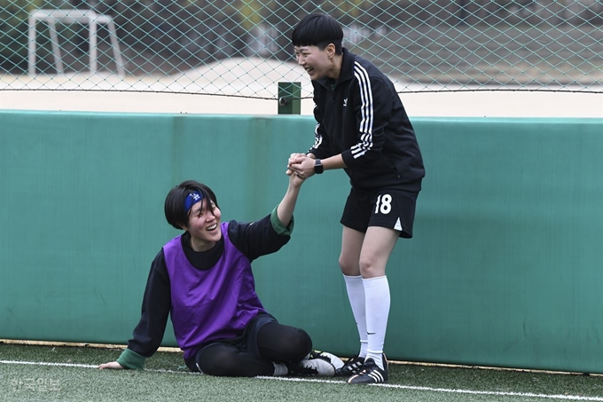 [저작권 한국일보]여성 축구팀 '풋여핸섭'의 회원들이 6일 서울 도봉구 덕성여자대학교 풋살장에서 경기 중 서로를 북돋고 있다. 이한호 기자