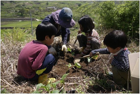 봄이 되면 아이들은 오이 호박 모종을 직접 심으며 밭일에 일손을 보탠다. 생명의 소중함과 고마움을 느낄 수 있는 산교육이다. 전광진 서혜영 부부 제공