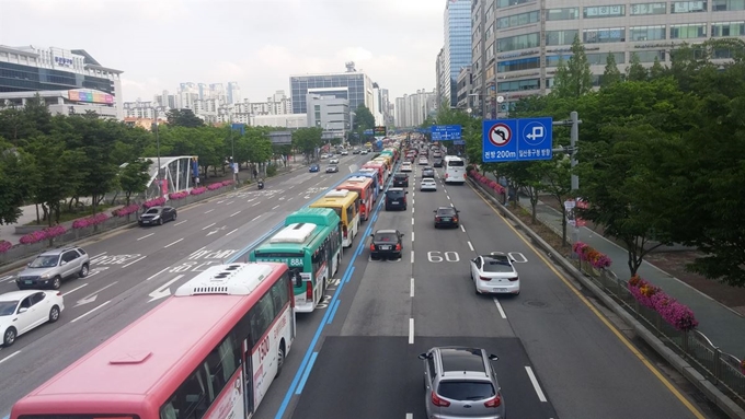 경기지역을 운행하는 시내외 버스들. 한국일보 자료사진