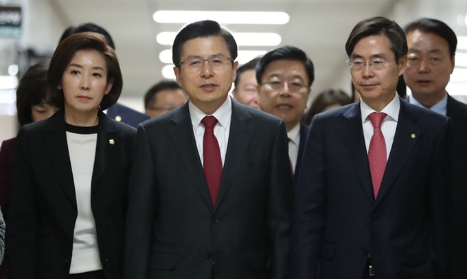 자유한국당 황교안 대표가 8일 오전 국회에서 열린 최고위원회의에 들어서고 있다. 2019.4.8 cityboy@yna.co.kr/2019-04-08 연합뉴스