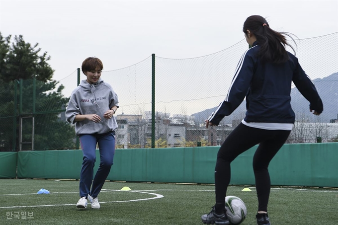 한국일보 문화부 한소범(왼쪽), 신지후 기자가 6일 서울 도봉구 덕성여자대학교 풋살장에서 미니 게임을 뛰고 있다. 이한호 기자