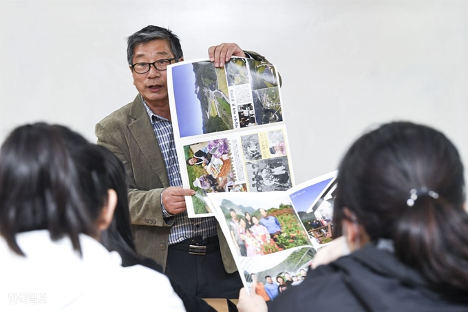 고명진 영월미디어기자박물관장이 4일 강원 영월군 석정여자중학교에서 방과후학교 사진반 학생들을 지도하고 있다. 지역 주민들과 박물관 직원들이 함께 만든 마을 신문을 학생들과 함께 보고 있다. 영월=이한호 기자