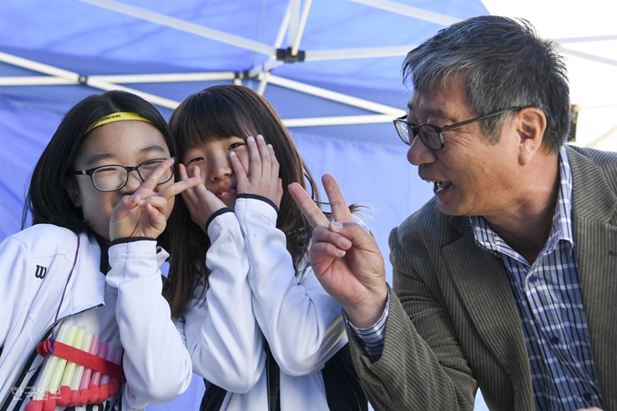 고명진 영월미디어기자박물관장이 4일 강원 영월군 영월교육지원청 진로체험행사에서 기자체험 부스를 열었다. 고 관장은 부스를 방문한 학생들에게 직접 촬영한 기념사진을 인화해서 나눠줬다. 영월=이한호 기자