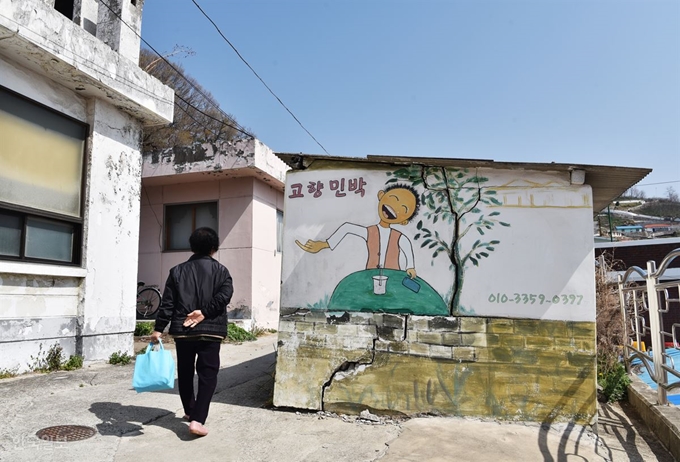 한때 배를 두 척이나 운영했다는 나릿골 주민이 좁은 골목을 통과해 언덕 위 집으로 향하고 있다.