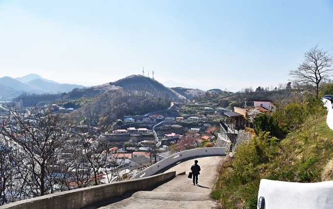 하얀 담장을 만들고 목재 계단 산책로를 내는 등 나릿골은 지금 도시재생사업 중이다.