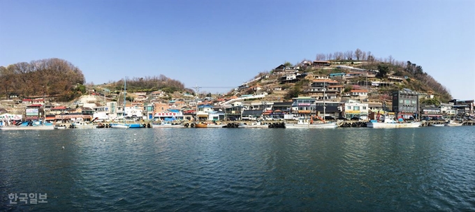 삼척항에서 올려다 본 나릿골. 바람이 없는 날이면 잔잔한 수면에 마을과 산 능선이 그대로 비친다. 물결이 비단처럼 고운 정라항 모습이다.