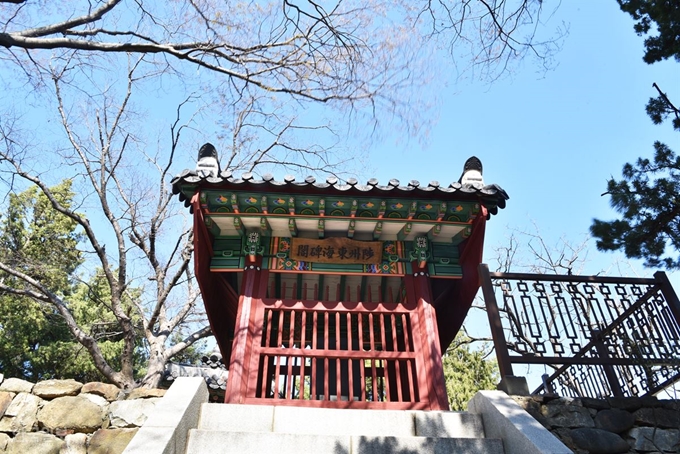 육향산 꼭대기의 척주동해비 비각. 육향산은 삼척의 역사를 두루 품고 있다.