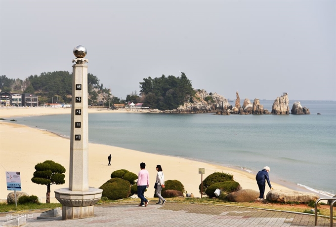 쏠비치 삼척 뒤편 ‘해가사의 터’ 공원에서 동해의 명물 추암촛대바위가 보인다.