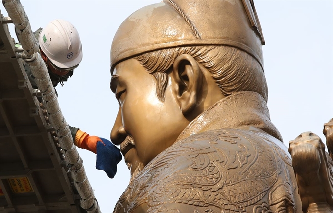 9일 오전 서울 광화문광장에서 세척 작업자들이 세종대왕상의 묵은 때를 벗겨내고 있다. 내년부터 시작되는 새 광화문광장 조성공사에 따라 동상 이전 계획이 검토 중이라 현 위치에서의 세척 작업은 올해가 마지막이 될 수도 있다.연합뉴스