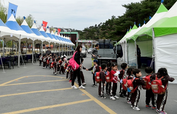 어린이집 아이들이 10일 대가야체험축제가 열리는 대가야박물관 앞 광장에 설치된 축제 부스 등 현장을 구경하고 있다. 고령군 제공