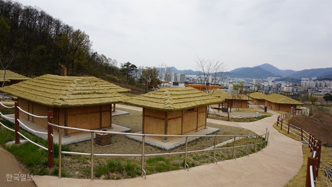 경북 구미 새마을운동테마공원 야외 테마촌에 방문객이 없어 한산한 모습을 보이고 있다. 김재현기자 k-jeahyun@hankookilbo.com