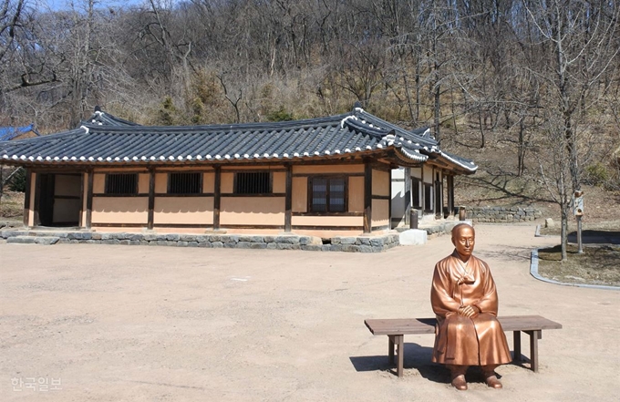 [저작권 한국일보] 이동녕 선생 생가와 동상