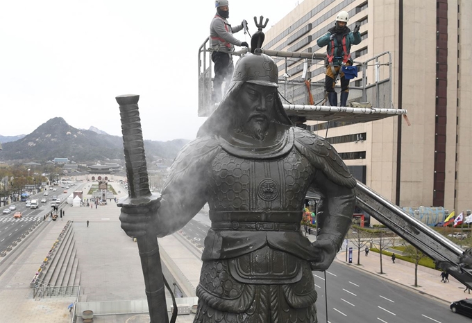 9일 오전 서울 종로구 광화문 광장에서 서울시 관계자들이 이순신 장군상을 세척하고 있다.고영권기자