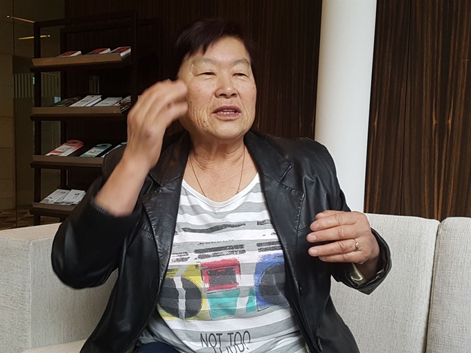 9일 오전 경기 수원 라마다호텔에서 만난 독립운동가 홍범도 장군의 외손녀 김알라(78)씨가 외할아버지에 대해 설명하고 있다. 임명수 기자