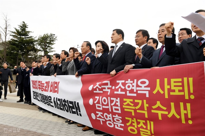 9일 오전 청와대 앞 분수광장에서 열린 자유한국당 의원총회에서 의원들과 조국 수석 사퇴와 김의겸 전 대변인의 즉각 수사를 촉구하는 구호를 외치고 있다.고영권 기자