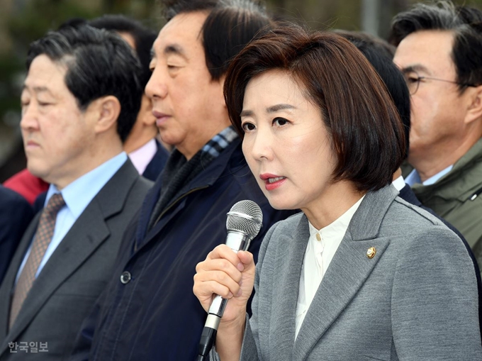 9일 오전 청와대 앞 분수광장에서 열린 자유한국당 의원총회에서 나경원 원내대표가 발언하고 있다. 고영권 기자