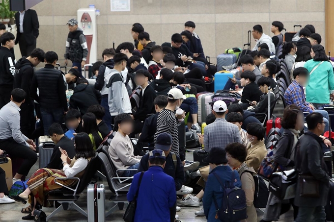 9일 항공기 이·착륙이 중단된 광주공항이 발 묶인 이용객으로 북적이고 있다. 공항공사는 이날 착륙 과정에서 앞바퀴 파손 사고가 난 아시아나 여객기를 수습하느라 항공편 결항 조처를 내렸다. 연합뉴스