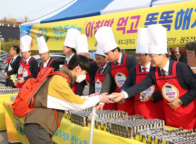 장석웅(오른쪽) 전남교육감이 9일 오전 목포고등학교앞에서 등교하는 학생들에게 밥을 나눠주고 있다. 도 교육청 제공