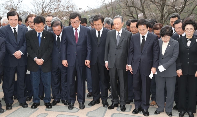 바른미래당 손학규 대표, 민주평화당 정동영 대표, 권노갑 상임고문 등 정치인들이 9일 오전 서울 동작구 국립서울현충원 내 고 김대중 전 대통령의 묘소를 참배하고 있다. 연합뉴스