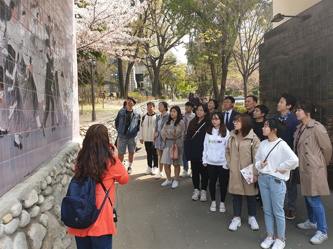 대구 근대문화골목 투어에 참가한 계명대학교 외국인 유학생들이 5일 대구 중구 근대역사골목에서 3·1운동이 그려진 벽화 앞에서 3·1의 유래와 역사에 대해 설명을 듣고 있다. 김민규기자 whietkmg@hankookilbo.com