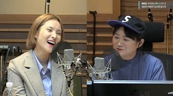 김신영과 거미가 우정을 뽐냈다. MBC FM4U ‘정오의 희망곡 김신영입니다’ 캡처