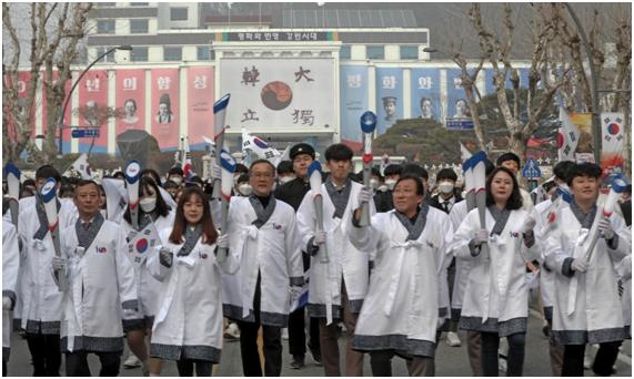 3ㆍ1운동 및 대한민국 임시정부 수립 100주년을 기념하는 ‘독립의 횃불’ 전국 릴레이 환영행사가 지난 달 5일 강원 춘천시 도청앞 광장에서 열렸다. 연합뉴스.