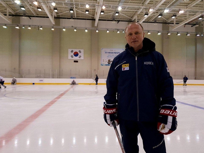 남자 아이스하키 대표팀에 객원코치로 합류한 세르게이 넴치노프. 대한아이스하키협회 제공