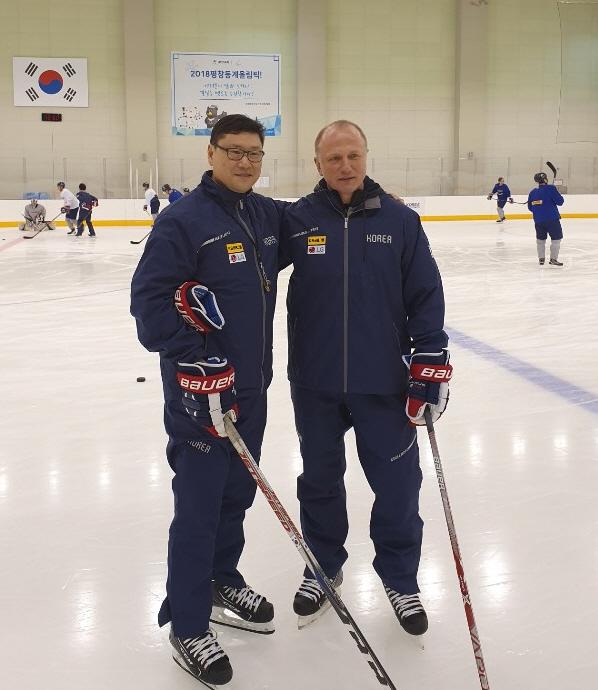 NHL 현역 시절 친분을 쌓은 백지선 감독과 넴치노프 코치. 대한아이스하키협회 제공