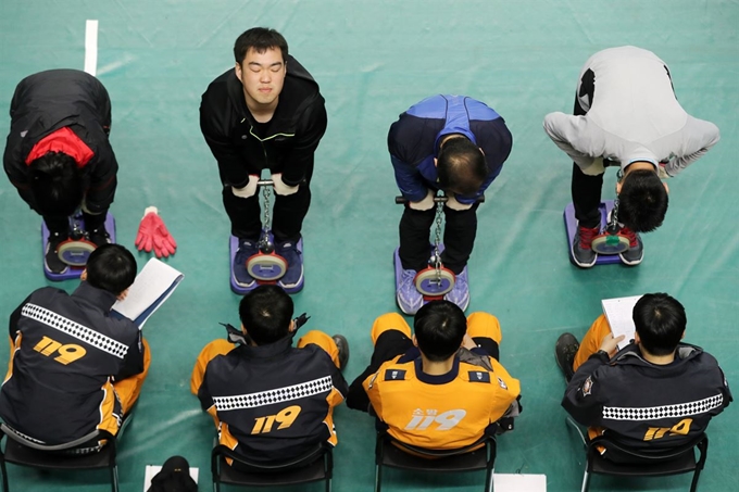 10일 오전 경기도 수원시 권선구 서수원칠보체육관에서 경기도 소방공무원들이 체력 검정시험을 치르고 있다. 강원도 산불 사태를 계기로 소방공무원 국가직 전환 여론이 높아지면서 청와대 국민청원 게시판에 올라온 소방공무원 국가직 전환 정원은 나흘 만에 20만 명이 넘게 동참했다. 뉴스1