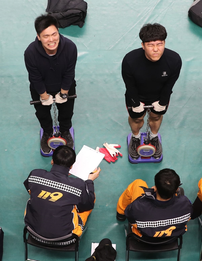 10일 오전 경기도 수원시 권선구 서수원칠보체육관에서 진행된 소방공무원 체력검정에서 소방관들이 배근력 측정을 하고 있다. 연합뉴스