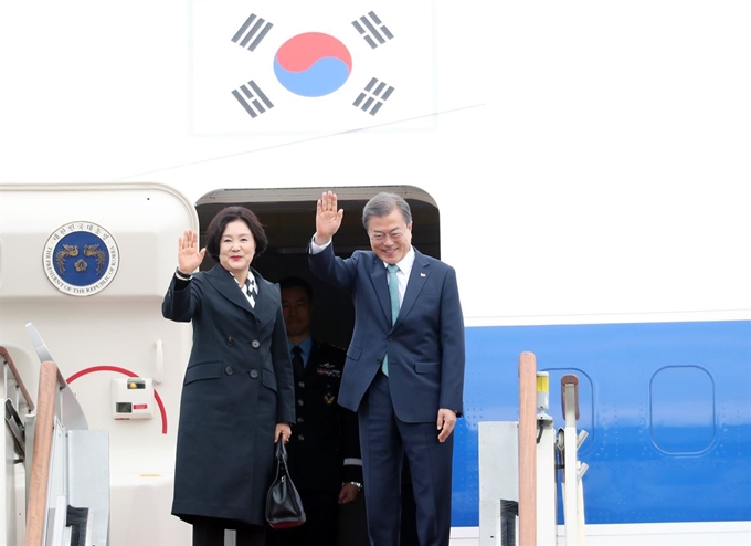 문재인 대통령과 부인 김정숙 여사가 10일 오후 서울공항에서 출국 전 인사하고 있다. 문 대통령은 11일(현지시간) 백악관에서 도널드 트럼프 미국 대통령과 정상회담을 할 예정이다. 연합뉴스