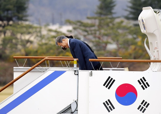 문재인 대통령과 부인 김정숙 여사가 10일 오후 서울공항에서 출국 전 인사하고 있다. 문 대통령은 11일(현지시간) 백악관에서 도널드 트럼프 미국 대통령과 정상회담을 할 예정이다. 연합뉴스