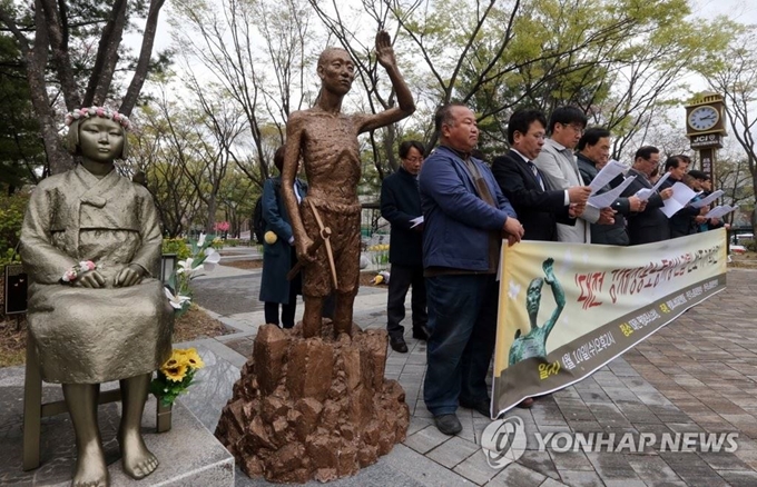 평화나비 대전행동과 민주노총 대전본부, 한국노총 대전본부 관계자들이 10일 오후 대전 서구 평화의소녀상 앞에서 '대전 강제징용 노동자상 건립 선포 기자회견'을 갖고 있다. 오른쪽으로 강제징용 노동자상 모형이 보인다. 연합뉴스.