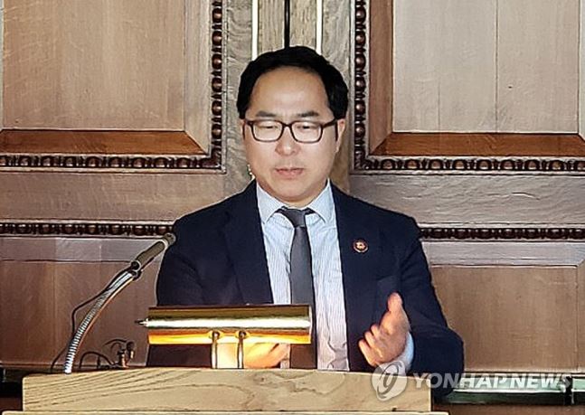 한국계인 앤디 김(민주ㆍ뉴저지) 미국 연방 하원의원이 10일 연방의회 도서관에서 열린 대한민국 임시정부 수립 100주년 기념 리셉션에서 축사를 하고 있다. 연합뉴스