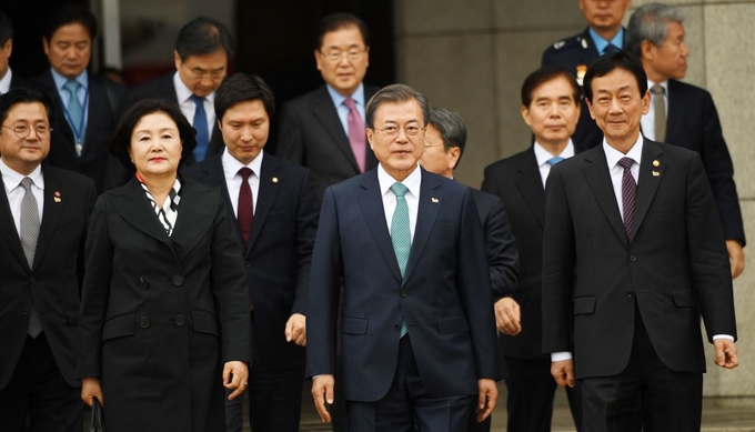 문재인 대통령이 10일 오후 서울공항을 통해 도널드 트럼프 미국 대통령과의 정상회담을 위해 워싱턴DC로 떠나고 있다.문대통령은 11일 (현지시간) 트럼프 미 대통령과 2시간 가량 회담을 가질 예정이다. 성남=류효진 기자