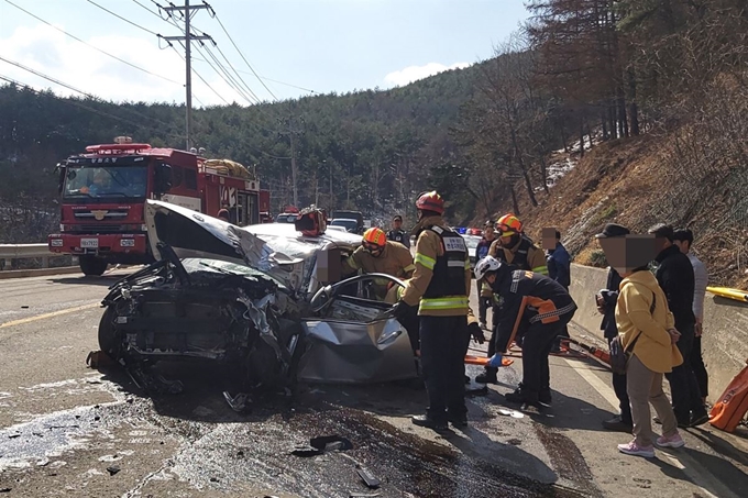 지난달 17일 강원도 정선군 정선읍 덕송리 반점재 구간에서 투싼 차량과 K7 차량이 충돌했다. 이 사고로 1명이 숨지고 2명이 중상을 입어 병원에서 치료 중이다. 강원도소방본부 제공